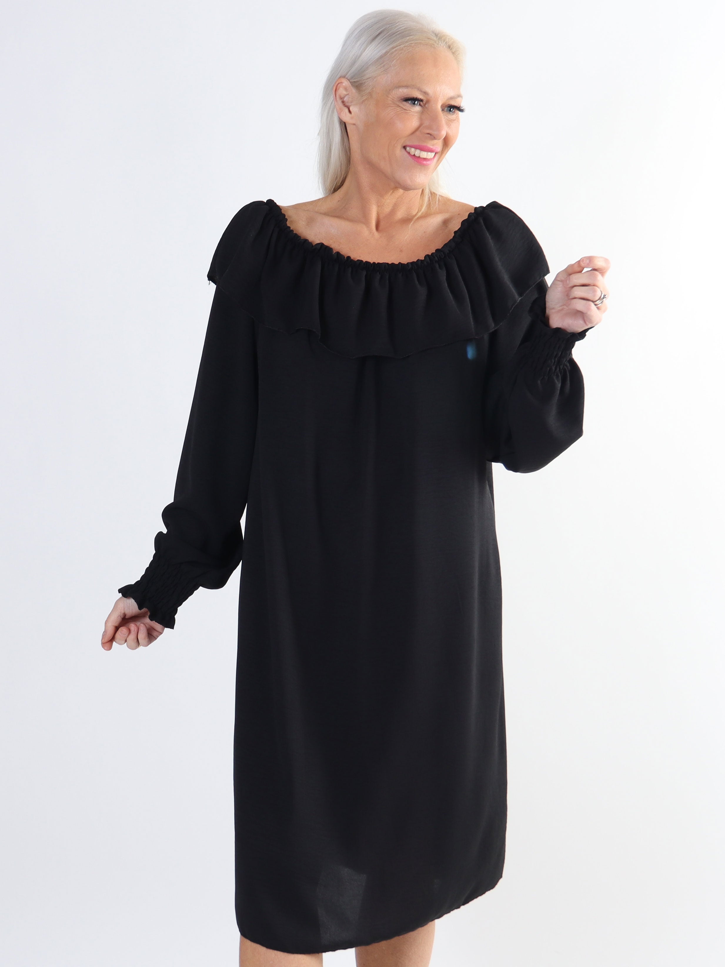 Elpida - Plus size kjole med flæsekant og smock ved ærmet